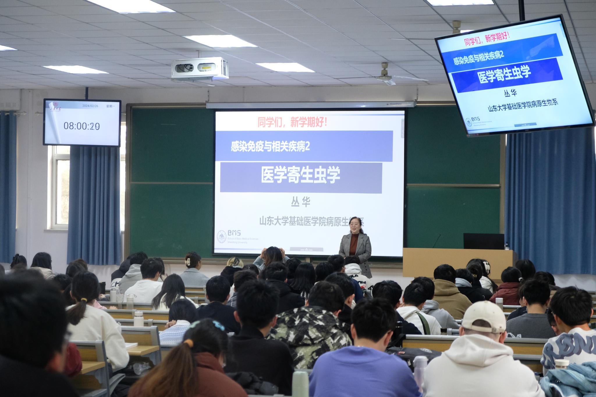 新学期万象城awc官网登录入口领导深入教学一线同听开学第一课