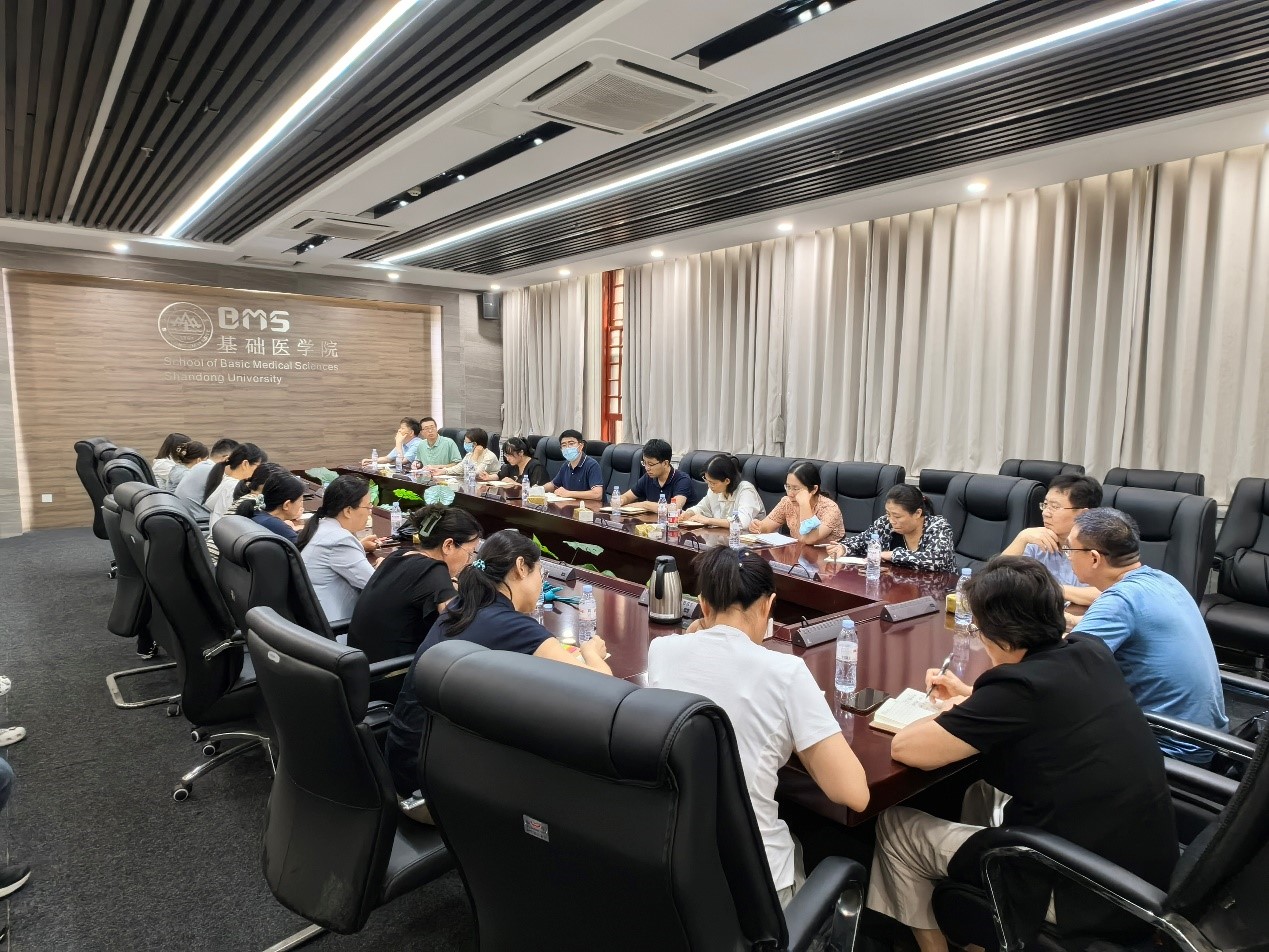 万象城awc官网登录入口召开课程组组长会议